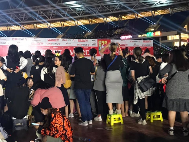 Từ AAA 2019 ngẫm về văn hóa fandom Việt: Năm nay có khác năm xưa hay vẫn ngao ngán trước cảnh “fan cuồng”, quá khích như “xác sống”? - Ảnh 22. Từ AAA 2019 ngẫm về văn hóa fandom Việt: Năm nay có khác năm xưa hay vẫn ngao ngán trước cảnh “fan cuồng”, quá khích như “xác sống”? - Ảnh 22.