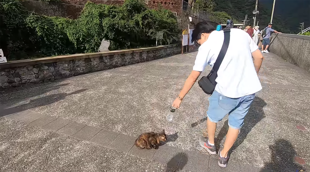 Khoa Pug gặp anti fan ngay trong lúc đang quay vlog ở Đài Loan, lập tức đổi thái độ mất hứng và có phần rụt rè - Ảnh 4.