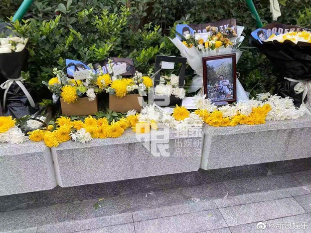 Rơi nước mắt với chia sẻ của bố mẹ Cao Dĩ Tường trong tang lễ, vô vàn hoa cúc trắng và lời cầu nguyện tại phim trường - Ảnh 3.