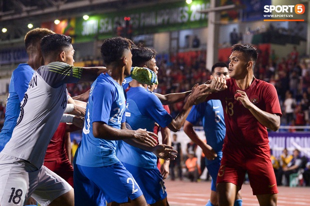 Vụ ẩu đả trên sân bóng đầu tiên tại SEA Games 2019: Sao U22 Indonesia đòi ăn thua đủ sau khi bị đánh nguội 2 lần liên tiếp - Ảnh 7.