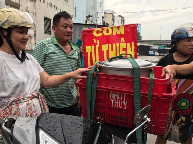 Phía sau cảnh xếp dép giữ chỗ trước BV Ung Bướu Sài Gòn: Gã giang hồ hoàn lương, 6 năm phát cơm miễn phí cho người nghèo - Ảnh 4.