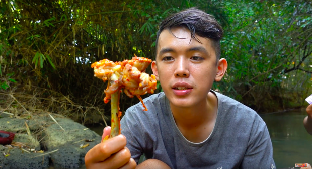 Youtuber nghị lực nhất Việt Nam: ở nhà tre nứa, làm phụ hồ nhưng vẫn gây dựng được channel ẩm thực hơn 760k subscribers - Ảnh 25.