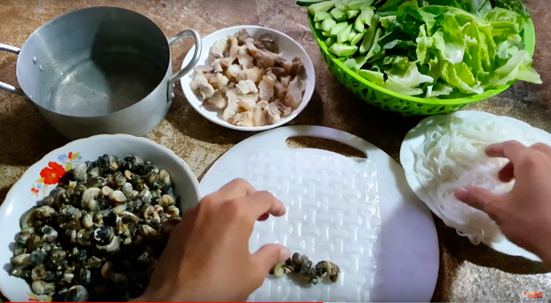 Youtuber nghị lực nhất Việt Nam: ở nhà tre nứa, làm phụ hồ nhưng vẫn gây dựng được channel ẩm thực hơn 760k subscribers - Ảnh 4.
