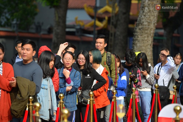 Chùm ảnh: Người dân Hà Nội xếp hàng dài từ sớm, tranh thủ săn hàng giảm giá ngày Black Friday - Ảnh 3.