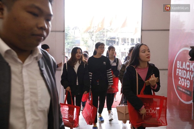 Chùm ảnh: Người dân Hà Nội xếp hàng dài từ sớm, tranh thủ săn hàng giảm giá ngày Black Friday - Ảnh 7.