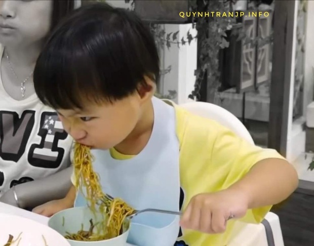 Loạt khoảnh khắc đưa bé Sa trở thành ông hoàng mì gói mặc cho mẹ là vlogger ẩm thực chuyên ăn sơn hào hải vị - Ảnh 1. Loạt khoảnh khắc đưa bé Sa trở thành ông hoàng mì gói mặc cho mẹ là vlogger ẩm thực chuyên ăn sơn hào hải vị - Ảnh 1.
