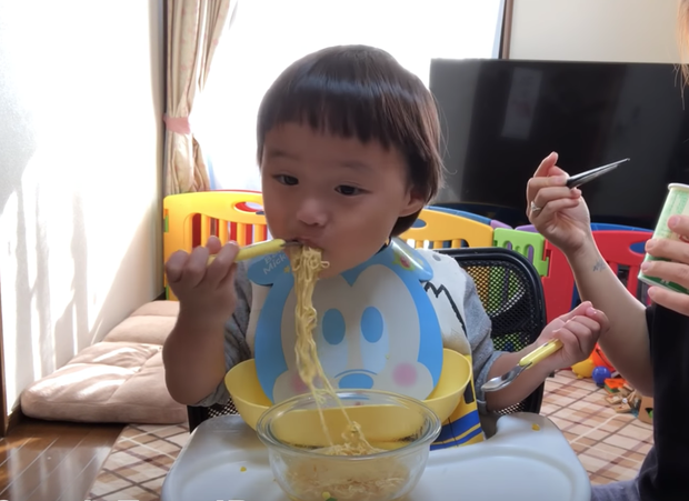 Loạt khoảnh khắc đưa bé Sa trở thành ông hoàng mì gói mặc cho mẹ là vlogger ẩm thực chuyên ăn sơn hào hải vị - Ảnh 4. Loạt khoảnh khắc đưa bé Sa trở thành ông hoàng mì gói mặc cho mẹ là vlogger ẩm thực chuyên ăn sơn hào hải vị - Ảnh 4.