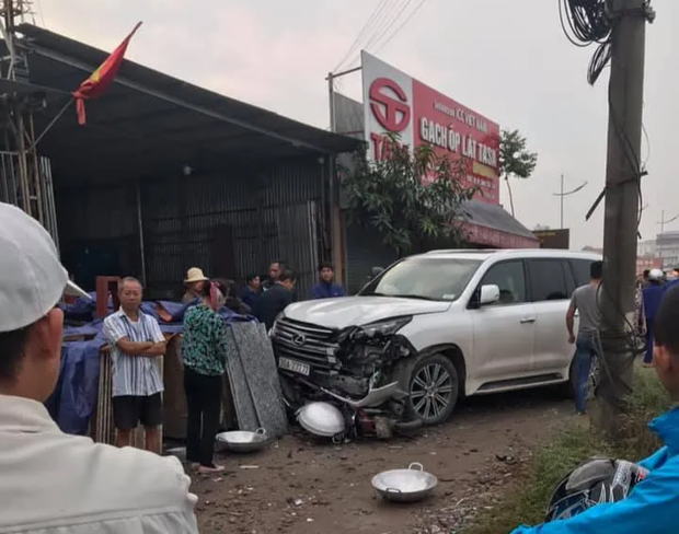 Hà Nội: Va chạm với xe sang Lexus mang biển ngũ quý 7, người phụ nữ tử vong tại chỗ - Ảnh 1. Hà Nội: Va chạm với xe sang Lexus mang biển ngũ quý 7, người phụ nữ tử vong tại chỗ - Ảnh 1.