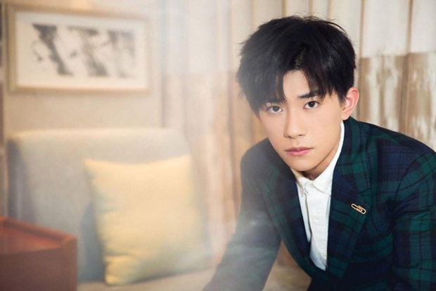 4 ngôi sao được tìm kiếm nhiều nhất Weibo 2019: Tiêu Chiến xếp thứ 2, thành viên TFBoys gây choáng với 500 lần lọt top - Ảnh 4.