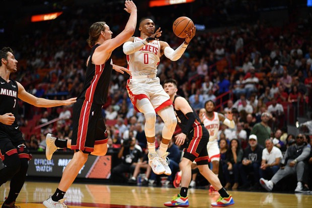 NBA 19-20: Nghiền nát đối thủ ở hiệp đầu tiên, Miami Heat dễ dàng thu phục Houston Rockets - Ảnh 2.