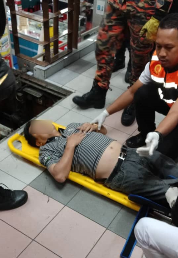 Mang dép lê đi siêu thị, người đàn ông 49 tuổi bị thang cuốn nuốt chửng chân phải - Ảnh 5.
