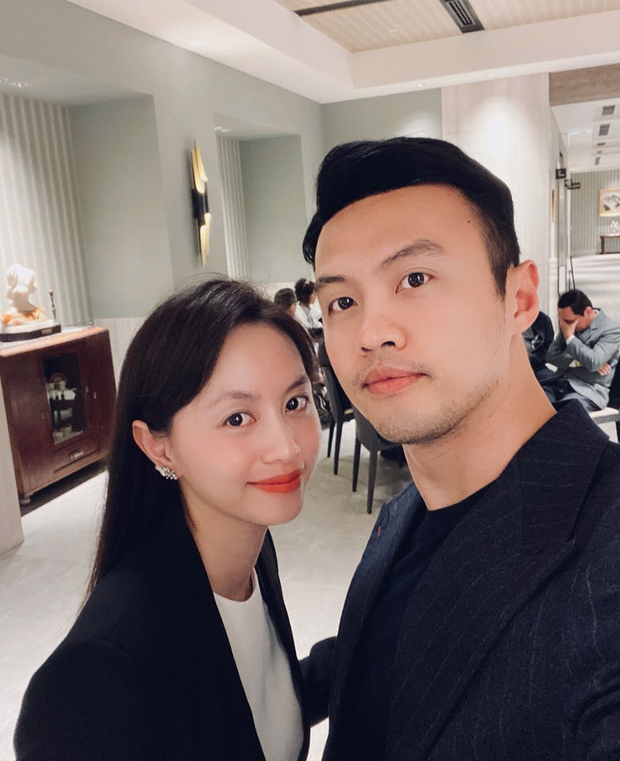 Shark Khoa lần đầu khoe em gái xinh đẹp, được khen giống anh trai nhất là ở đôi mắt - Ảnh 1. Shark Khoa lần đầu khoe em gái xinh đẹp, được khen giống anh trai nhất là ở đôi mắt - Ảnh 1.