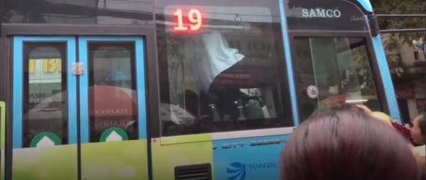 Hà Nội: Tài xế xe buýt bị lái xe ôm cầm dao truy đuổi liền chốt cửa hỗn chiến trên xe buýt - Ảnh 2.