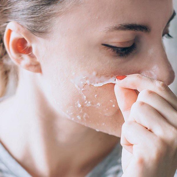 Vì sao cứ chuyển mùa, nhất là trong tiết trời hanh khô là da mặt lại tróc đầy vảy trắng vào mỗi sáng? - Ảnh 2. Vì sao cứ chuyển mùa, nhất là trong tiết trời hanh khô là da mặt lại tróc đầy vảy trắng vào mỗi sáng? - Ảnh 2.