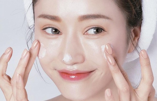 Vì sao cứ chuyển mùa, nhất là trong tiết trời hanh khô là da mặt lại tróc đầy vảy trắng vào mỗi sáng? - Ảnh 4. Vì sao cứ chuyển mùa, nhất là trong tiết trời hanh khô là da mặt lại tróc đầy vảy trắng vào mỗi sáng? - Ảnh 4.