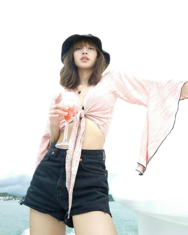 Truyền thái y gấp, Lisa (BLACKPINK) vừa tung ảnh du lịch bên gia đình: Diện bikini che gần hết mà sao vẫn sexy quá! - Ảnh 12.