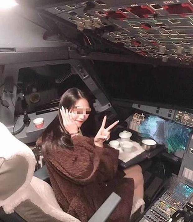 Đưa gái xinh vào tham quan buồng lái, phi công bị hãng hàng không cấm bay trọn đời - Ảnh 1. Đưa gái xinh vào tham quan buồng lái, phi công bị hãng hàng không cấm bay trọn đời - Ảnh 1.