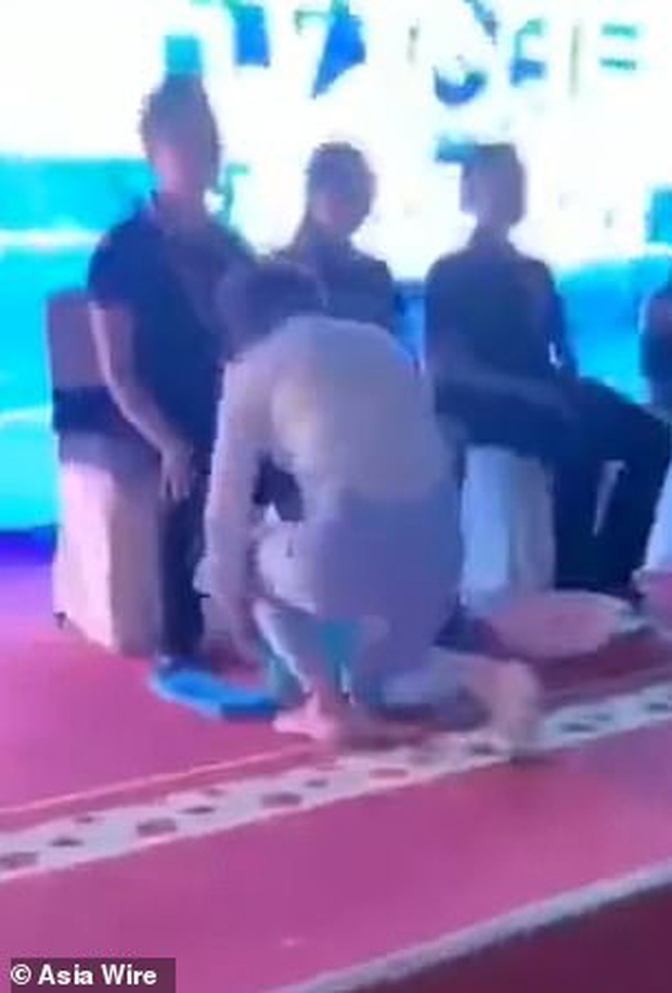 Trung Quốc: Chủ tịch và giám đốc quỳ xuống rửa chân cho đội ngũ nhân viên sale xuất sắc thay phần thưởng - Ảnh 5.