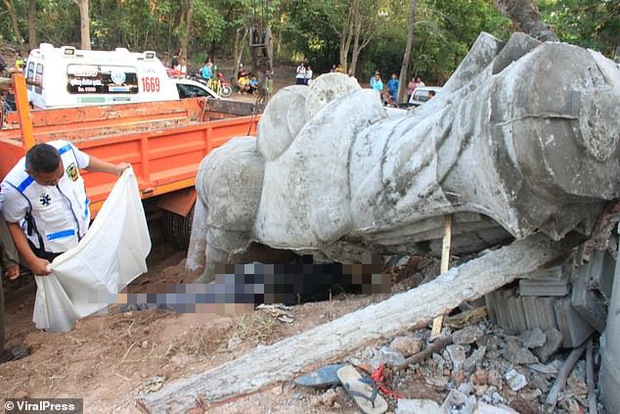 Đi cắt băng khánh thành tượng Phật, trưởng thôn thiệt mạng vì bị pho tượng cao 5m đổ ập xuống người - Ảnh 2.
