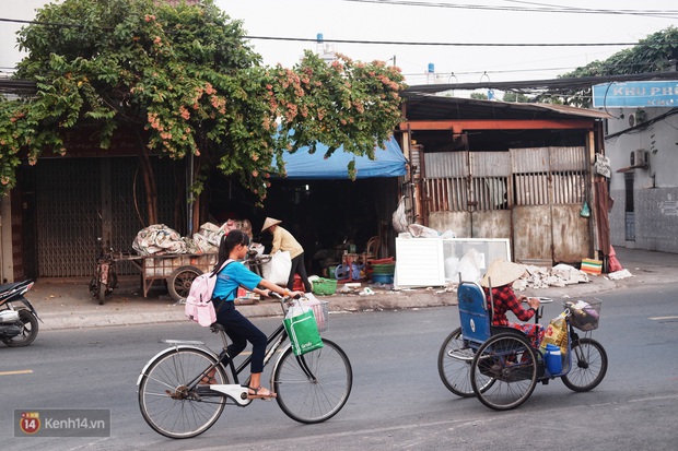 Cô bé 12 tuổi sáng đi học, tối đẩy xe lăn cùng mẹ bán vé số ở Sài Gòn: Con ước được nghỉ bán 1 ngày để ngồi ăn cơm với ba mẹ - Ảnh 4. Cô bé 12 tuổi sáng đi học, tối đẩy xe lăn cùng mẹ bán vé số ở Sài Gòn: Con ước được nghỉ bán 1 ngày để ngồi ăn cơm với ba mẹ - Ảnh 4.