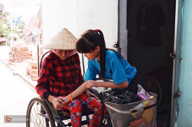 Cô bé 12 tuổi sáng đi học, tối đẩy xe lăn cùng mẹ bán vé số ở Sài Gòn: Con ước được nghỉ bán 1 ngày để ngồi ăn cơm với ba mẹ - Ảnh 2. Cô bé 12 tuổi sáng đi học, tối đẩy xe lăn cùng mẹ bán vé số ở Sài Gòn: Con ước được nghỉ bán 1 ngày để ngồi ăn cơm với ba mẹ - Ảnh 2.