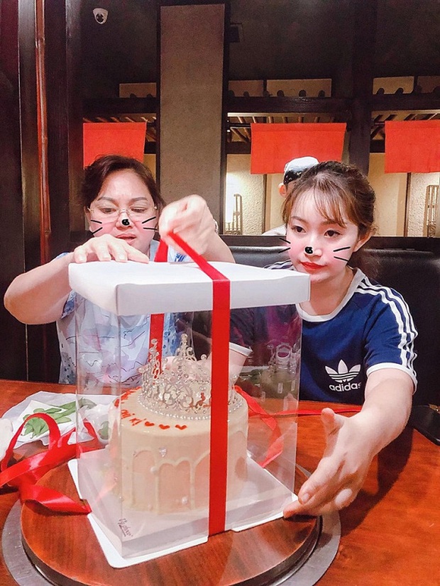 Bảng xếp hạng mẹ chồng xịn sò của hot girl: Người bày mưu cho con dâu có bầu, người tặng túi hiệu cả trăm triệu - Ảnh 13. Bảng xếp hạng mẹ chồng xịn sò của hot girl: Người bày mưu cho con dâu có bầu, người tặng túi hiệu cả trăm triệu - Ảnh 13.