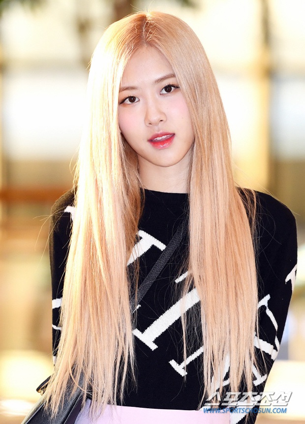 Rosé (BLACKPINK) xinh như búp bê sống tại sân bay, nhưng dân tình chỉ dán mắt vào vòng eo nhỏ khó tin của cô nàng - Ảnh 3.