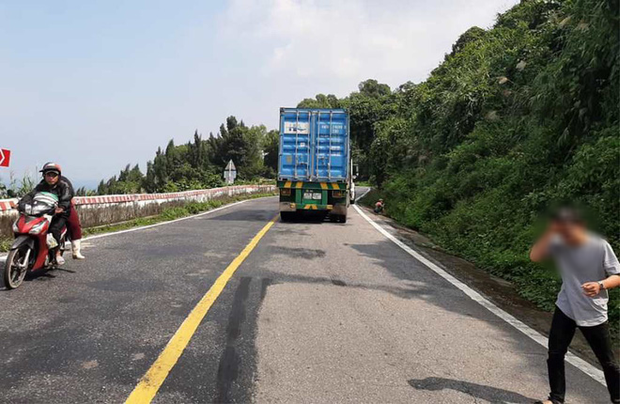 Nam sinh viên bàng hoàng, khóc nức nở khi bạn gái tử vong sau va chạm với container trên đường đi xin việc - Ảnh 2. Nam sinh viên bàng hoàng, khóc nức nở khi bạn gái tử vong sau va chạm với container trên đường đi xin việc - Ảnh 2.