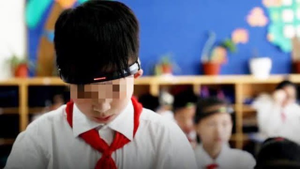 Học sinh Trung Quốc phải đeo vòng kim cô quét sóng não trên lớp, dư luận nổ ra tranh cãi dữ dội - Ảnh 1.