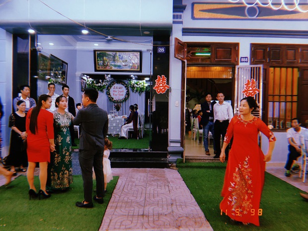 Chuyện tình hàng xóm của cô dâu chú rể nhà sát vách, đám cưới chung một rạp khiến bao người ghen tỵ - Ảnh 2. Chuyện tình hàng xóm của cô dâu chú rể nhà sát vách, đám cưới chung một rạp khiến bao người ghen tỵ - Ảnh 2.