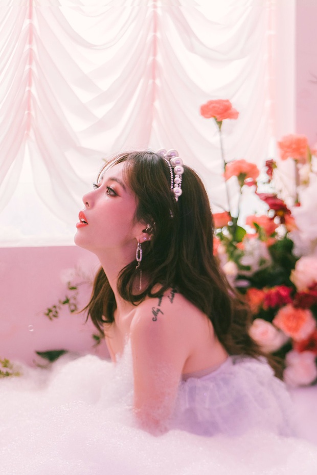 Hào sảng như Hyuna: Tặng fan hẳn set mỹ phẩm cao cấp hơn 6 triệu đồng khi đếm xem cô biểu diễn - Ảnh 1. Hào sảng như Hyuna: Tặng fan hẳn set mỹ phẩm cao cấp hơn 6 triệu đồng khi đếm xem cô biểu diễn - Ảnh 1.