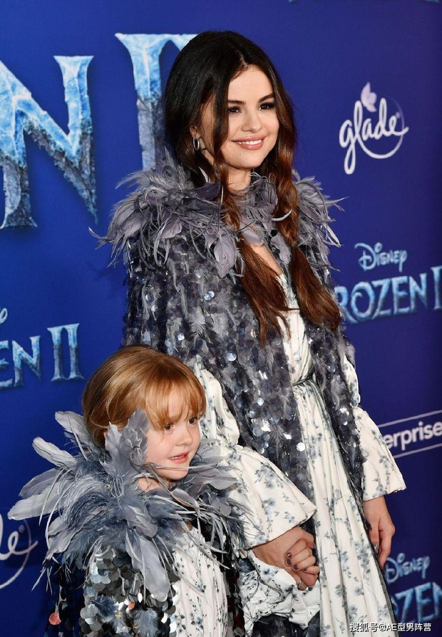 Thảm đỏ Frozen 2: Selena Gomez gây bão vì đẹp xuất thần, hôn em gái cùng cha khác mẹ thắm thiết - Ảnh 3.