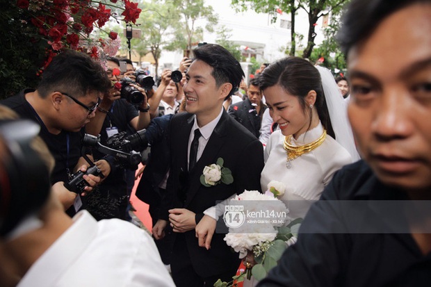 Bao nhiêu lần làm đám cưới giả trên sân khấu, hôm nay Đông Nhi - Ông Cao Thắng chính thức trở thành cô dâu chú rể hạnh phúc nhất showbiz rồi! - Ảnh 11. Bao nhiêu lần làm đám cưới giả trên sân khấu, hôm nay Đông Nhi - Ông Cao Thắng chính thức trở thành cô dâu chú rể hạnh phúc nhất showbiz rồi! - Ảnh 11.