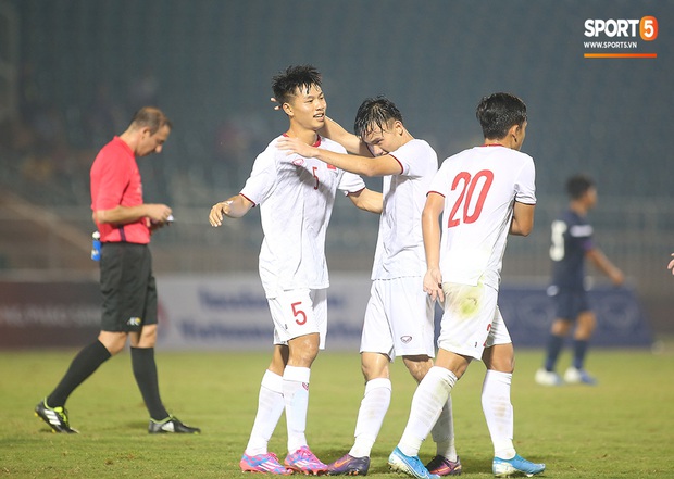 U19 Việt Nam thắng dễ U19 Guam 4-1, phù thủy trắng vẫn nổi điên trong ca-bin đội nhà - Ảnh 5.