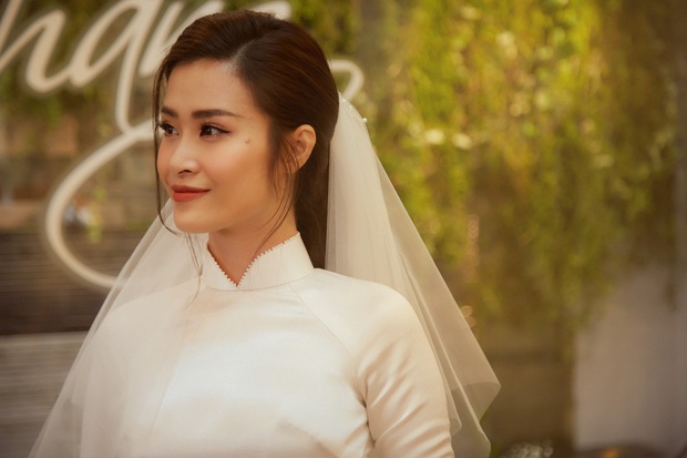 Nhìn hình Đông Nhi rút ra chân lý: Cô dâu cứ trang điểm nhẹ nhàng, tóc tai đơn giản là đã đẹp lụi tim - Ảnh 4. Nhìn hình Đông Nhi rút ra chân lý: Cô dâu cứ trang điểm nhẹ nhàng, tóc tai đơn giản là đã đẹp lụi tim - Ảnh 4.