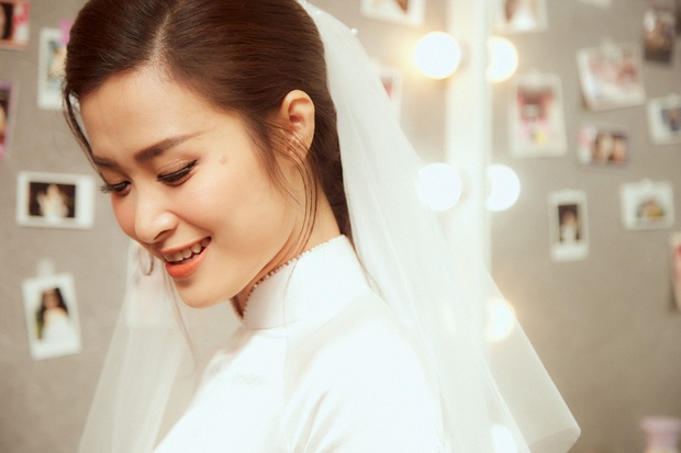 Nhìn hình Đông Nhi rút ra chân lý: Cô dâu cứ trang điểm nhẹ nhàng, tóc tai đơn giản là đã đẹp lụi tim - Ảnh 3. Nhìn hình Đông Nhi rút ra chân lý: Cô dâu cứ trang điểm nhẹ nhàng, tóc tai đơn giản là đã đẹp lụi tim - Ảnh 3.