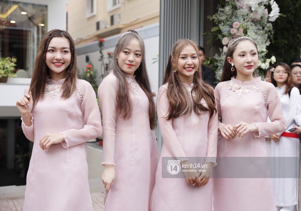 Ngắm dàn phù dâu, phù rể toàn trai xinh gái đẹp Vbiz trong lễ rước dâu Đông Nhi - Ông Cao Thắng - Ảnh 7. Ngắm dàn phù dâu, phù rể toàn trai xinh gái đẹp Vbiz trong lễ rước dâu Đông Nhi - Ông Cao Thắng - Ảnh 7.