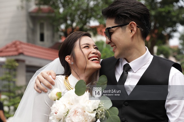 Nhìn hình Đông Nhi rút ra chân lý: Cô dâu cứ trang điểm nhẹ nhàng, tóc tai đơn giản là đã đẹp lụi tim - Ảnh 7. Nhìn hình Đông Nhi rút ra chân lý: Cô dâu cứ trang điểm nhẹ nhàng, tóc tai đơn giản là đã đẹp lụi tim - Ảnh 7.