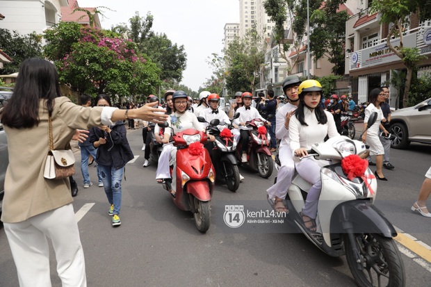 Khoảnh khắc đặc biệt: Hàng trăm fan chạy xe máy, tháp tùng Đông Nhi về nhà với Ông Cao Thắng - Ảnh 4.