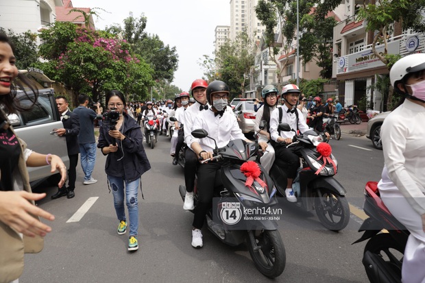 Khoảnh khắc đặc biệt: Hàng trăm fan chạy xe máy, tháp tùng Đông Nhi về nhà với Ông Cao Thắng - Ảnh 3.