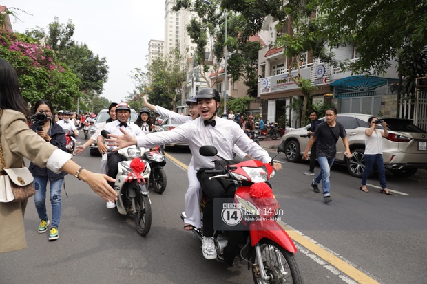 Khoảnh khắc đặc biệt: Hàng trăm fan chạy xe máy, tháp tùng Đông Nhi về nhà với Ông Cao Thắng - Ảnh 6.