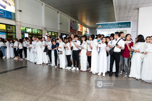 Đông Nhi và Ông Cao Thắng tình tứ, không rời nửa bước tại sân bay ra Phú Quốc chuẩn bị cho hôn lễ siêu to khổng lồ - Ảnh 9.