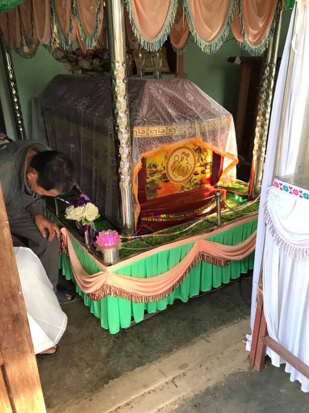Nam thanh niên bị sốt vào bệnh viện, nằm bấm điện thoại rồi đột tử - Ảnh 3. Nam thanh niên bị sốt vào bệnh viện, nằm bấm điện thoại rồi đột tử - Ảnh 3.