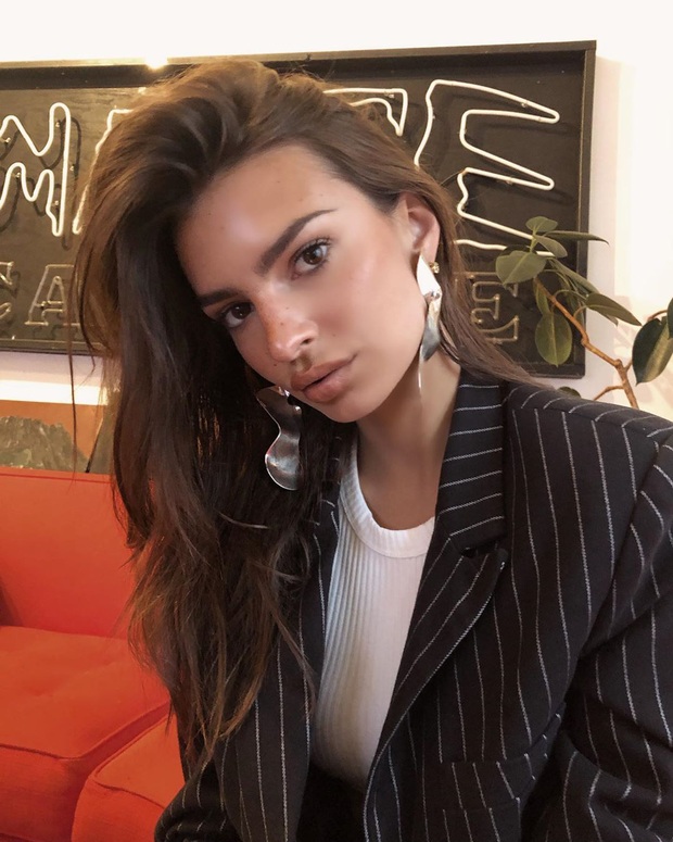 Bắt chước nàng mẫu siêu vòng 1 Emily Ratajkowski dùng 6 món skincare sau, biết đâu da bạn cũng căng mướt như da cô ấy - Ảnh 4.