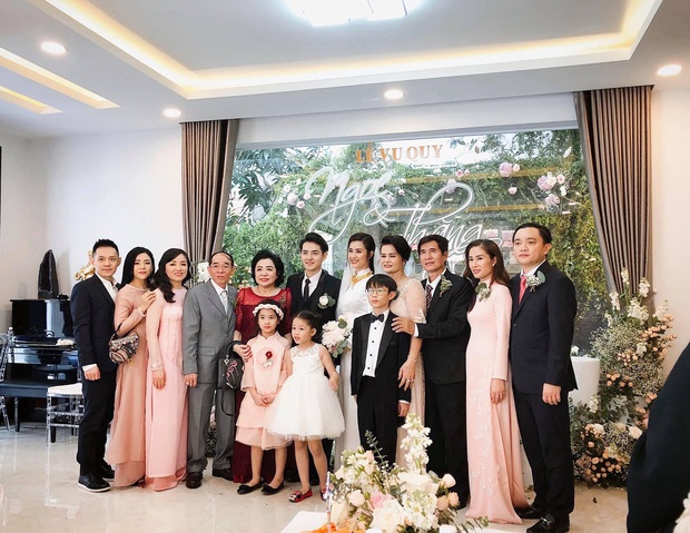 Hình ảnh hiếm hoi của em gái Ông Cao Thắng trong siêu đám cưới: Trang điểm nhẹ, diện áo dài nhã nhặn vẫn tuyệt đối xinh đẹp - Ảnh 1. Hình ảnh hiếm hoi của em gái Ông Cao Thắng trong siêu đám cưới: Trang điểm nhẹ, diện áo dài nhã nhặn vẫn tuyệt đối xinh đẹp - Ảnh 1.