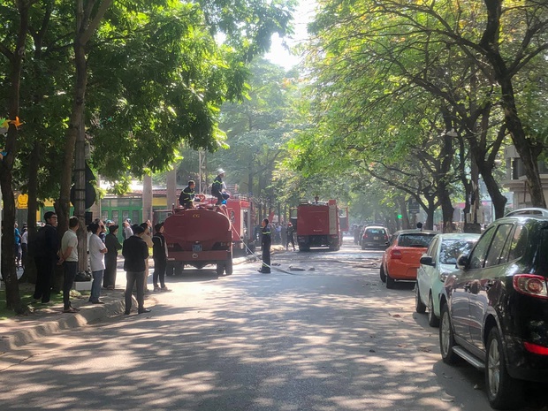 Hà Nội: Cháy lớn tại chung cư 10 tầng trong làng quốc tế Thăng Long, 30 lính cứu hỏa được huy động dập lửa - Ảnh 2. Hà Nội: Cháy lớn tại chung cư 10 tầng trong làng quốc tế Thăng Long, 30 lính cứu hỏa được huy động dập lửa - Ảnh 2.