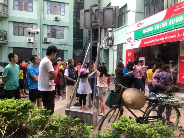 Hà Nội: Cháy lớn tại chung cư 10 tầng trong làng quốc tế Thăng Long, 30 lính cứu hỏa được huy động dập lửa - Ảnh 3. Hà Nội: Cháy lớn tại chung cư 10 tầng trong làng quốc tế Thăng Long, 30 lính cứu hỏa được huy động dập lửa - Ảnh 3.