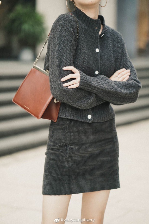 Cẩm nang mix&match cho 3 kiểu áo len trơn màu: Đơn giản thế nào cũng có cách diện thật nổi bật - Ảnh 15.