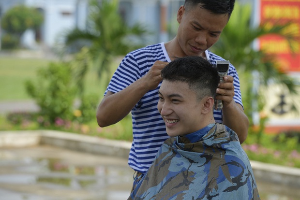 Sao nhập ngũ: Jun Phạm năn nỉ đừng cắt tóc quá ngắn, cân team khi co tay xà đơn - Ảnh 2. Sao nhập ngũ: Jun Phạm năn nỉ đừng cắt tóc quá ngắn, cân team khi co tay xà đơn - Ảnh 2.