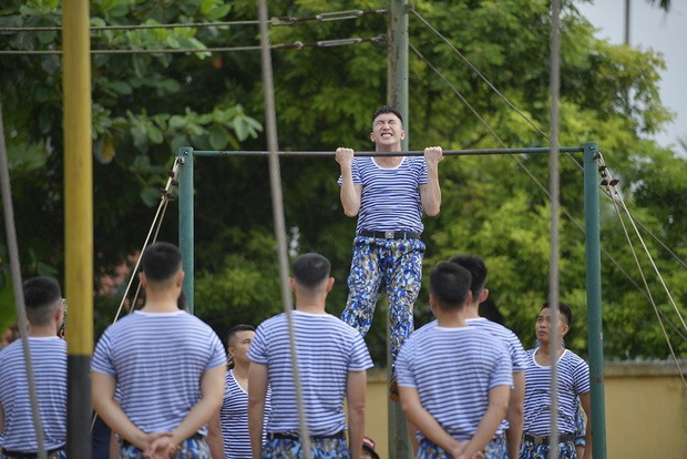 Sao nhập ngũ: Jun Phạm năn nỉ đừng cắt tóc quá ngắn, cân team khi co tay xà đơn - Ảnh 6. Sao nhập ngũ: Jun Phạm năn nỉ đừng cắt tóc quá ngắn, cân team khi co tay xà đơn - Ảnh 6.